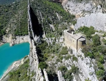 Desde la ermita de San Vicente se obtienen vistas privilegiadas del embalse y la “muralla” natural