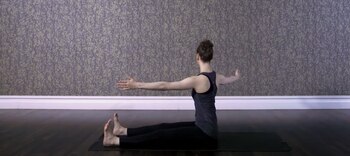 El giro de columna sentado