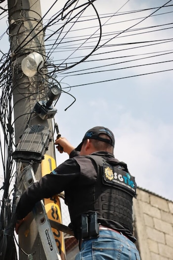 Las fuerzas de seguridad localizaron y desmontaron artefactos instalados por la Mara Salvatrucha para observar a residentes y policías, decomisando además un automóvil reportado como robado durante la intervención (Foto cortesía PNC)