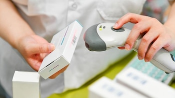 Una farmacéutica escanea el código de barras de un medicamento.
