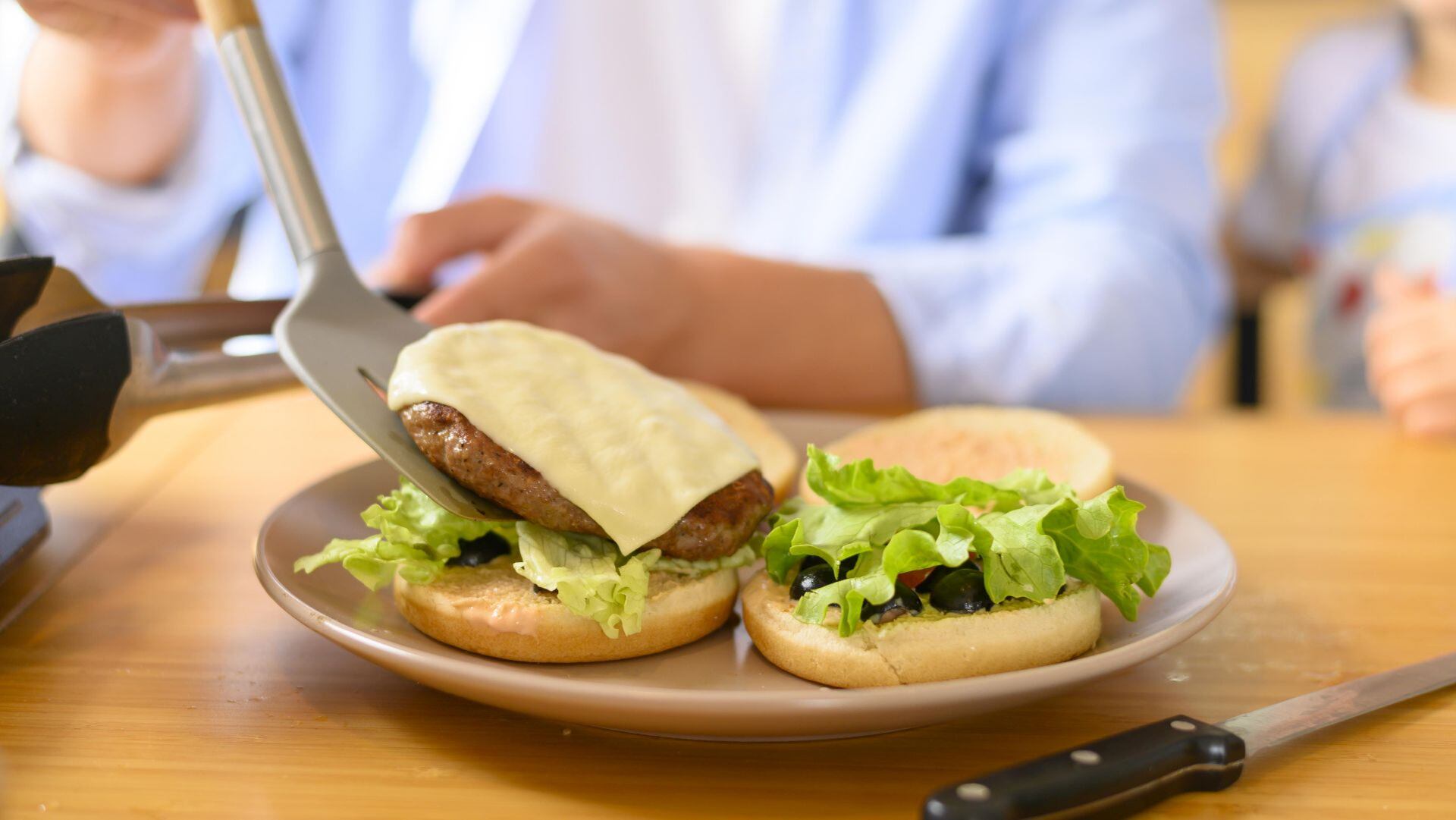 Lograr el sándwich perfecto no es azar. Requiere textura, temperatura y contraste. Los cocineros recomiendan combinar panes artesanales con ingredientes de temporada para alcanzar el equilibrio. (Freepik)