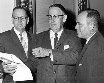 Charley Johns (centro), homónimo y