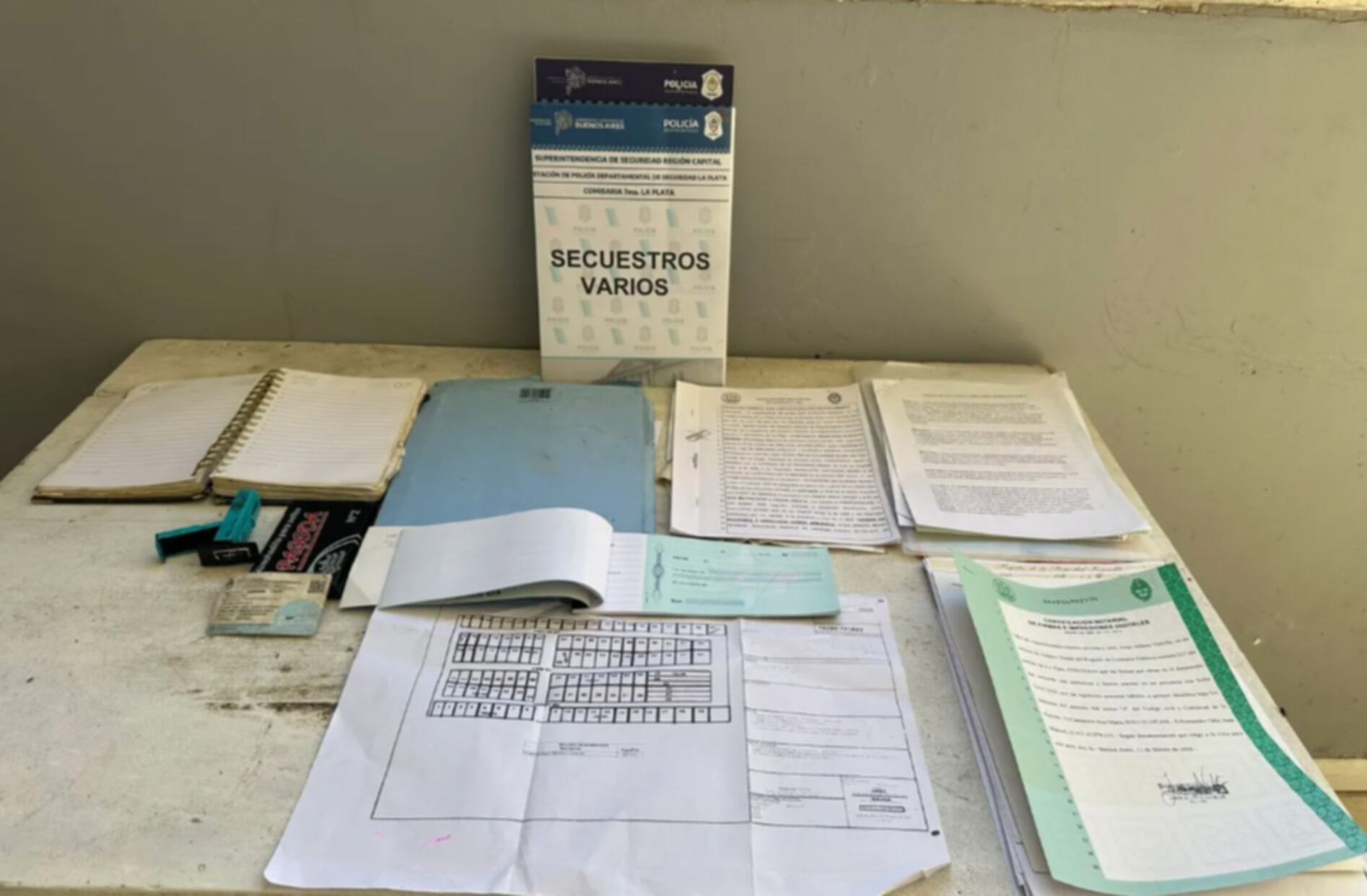 Documentos apócrifos y otros elementos fueron secuestrados por la policía en La Plata en el marco de una investigación por estafa en la venta de terreno (0221)