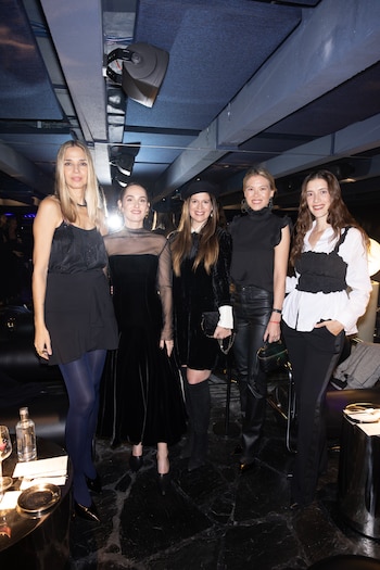 Lorena Ceriscioli, la diseñadora Camila Romano, Elbita Marcovecchio, Macarena Lemos y Clara Alonso