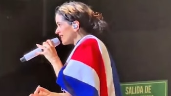 ¡El sello tico en Bogotá! Rosalía detiene su show para rendir homenaje a fans costarricenses
