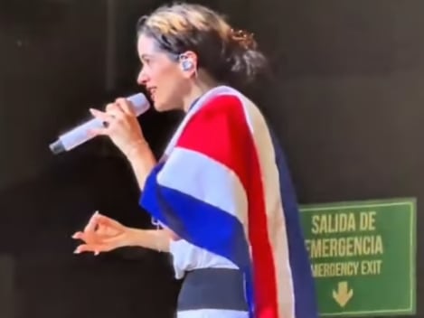 ¡El sello tico en Bogotá! Rosalía detiene su show para rendir homenaje a fans costarricenses