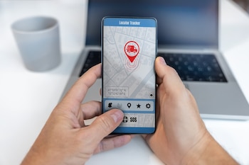 Los falsos transportistas buscan trasladar la negociación de tarifas, la confirmación del servicio y la asignación de vehículos hacia WhatsApp, llamadas telefónicas o canales externos de comunicación (Imagen: Shutterstock)