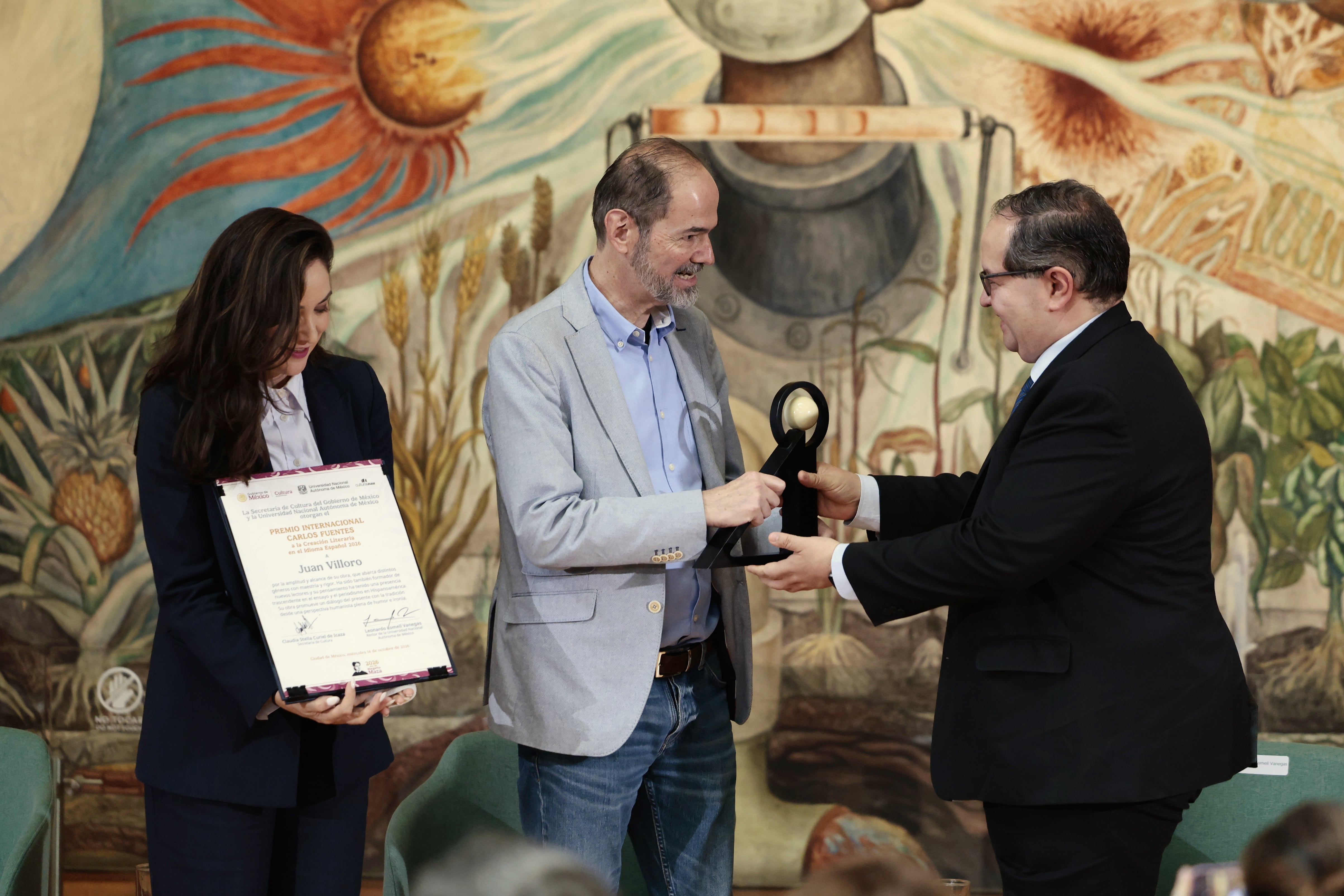 Juan Villoro recibió el Premio Internacional Carlos Fuentes a la Creación Literaria en el Palacio de Bellas Artes