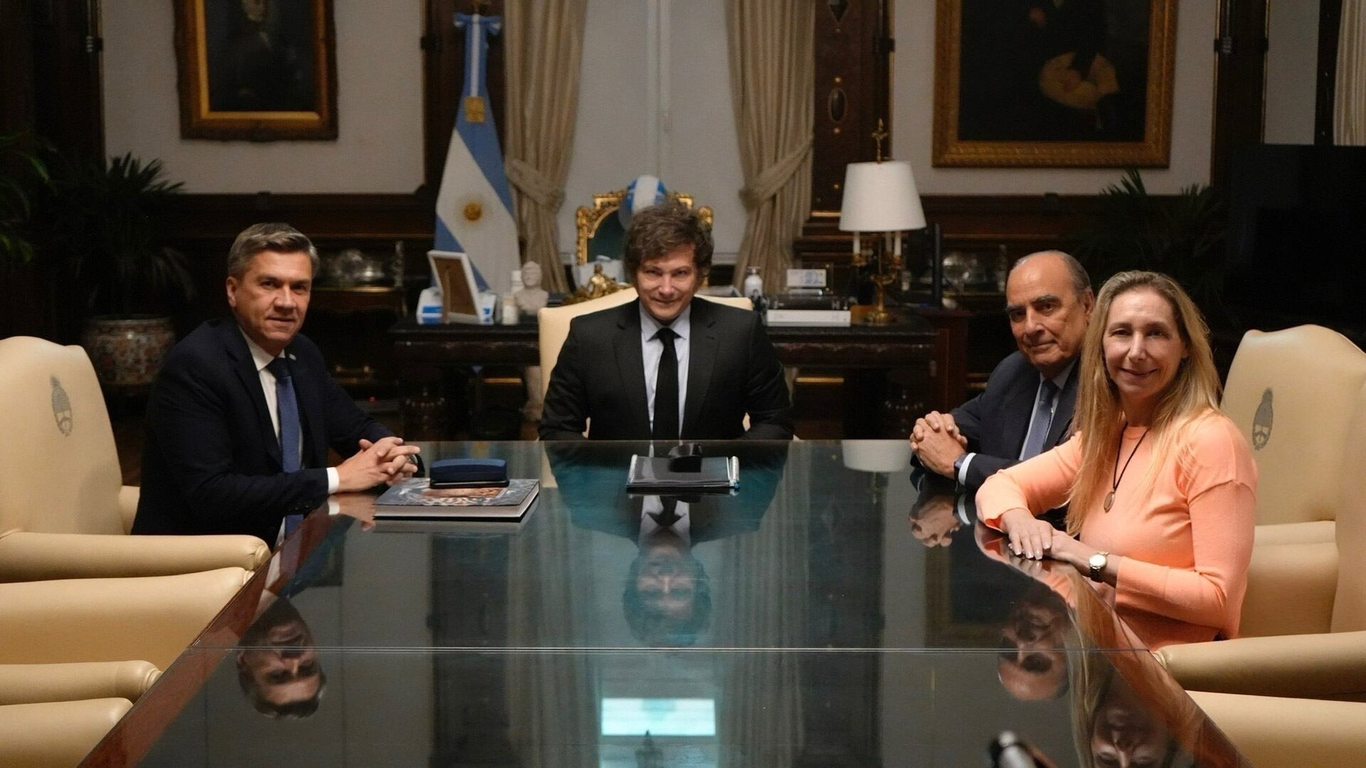 El gobernador chaqueño junto al presidente Milei, Guillermo Francos y Karina Milei