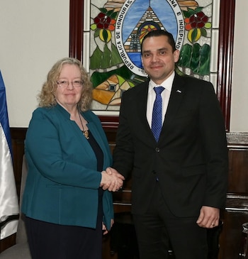 La reunión oficial abordó mecanismos de cooperación para combatir el crimen organizado y fortalecer la seguridad regional en Honduras. (Foto: Embajada EEUU en Honduras)