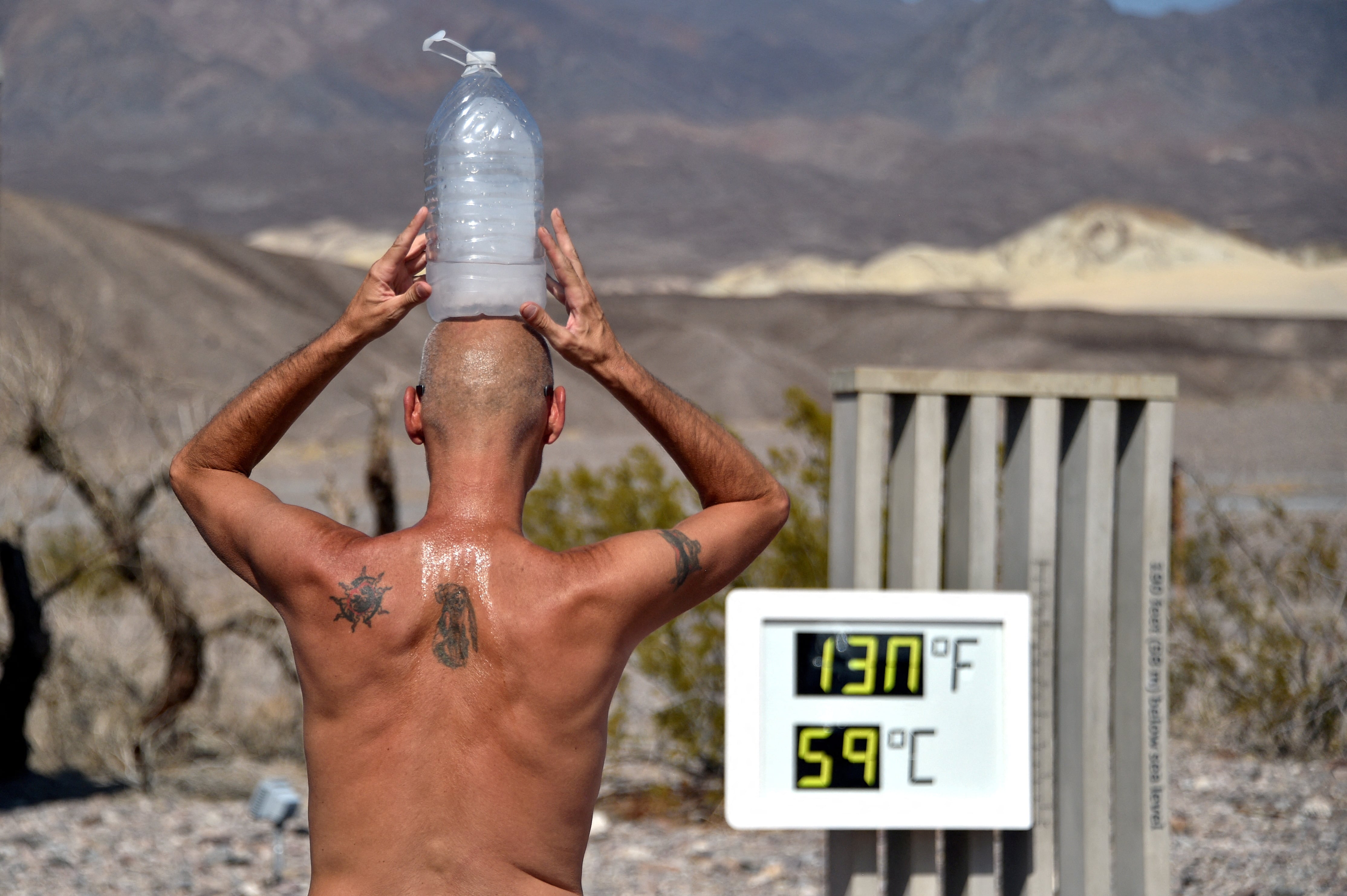 Las autoridades sugieren a cada persona beber cuatro litros de agua por día y consumir electrolitos para prevenir golpes de calor durante el verano (REUTERS/David Becker)