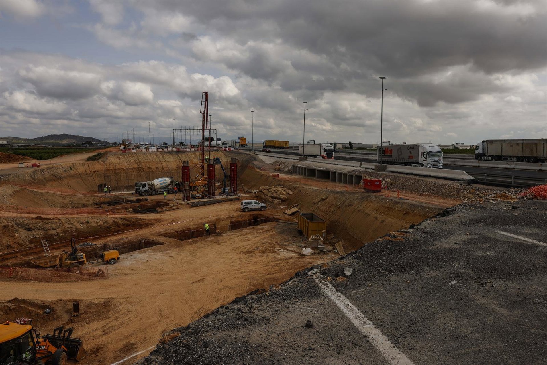 30/04/2025 Obras de emergencia para la reconstrucción de los puentes de la A-7 sobre el barranco del Poyo, a 30 de abril de 2025, en Quart de Poblet, Valencia, Comunidad Valenciana (España). Estos puentes fueron dañados tras la Dana del 29 de octubre en Valencia.
POLITICA
Rober Solsona - Europa Press