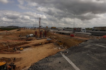 30/04/2025 Obras de emergencia para la reconstrucción de los puentes de la A-7 sobre el barranco del Poyo, a 30 de abril de 2025, en Quart de Poblet, Valencia, Comunidad Valenciana (España). Estos puentes fueron dañados tras la Dana del 29 de octubre en Valencia.
POLITICA
Rober Solsona - Europa Press