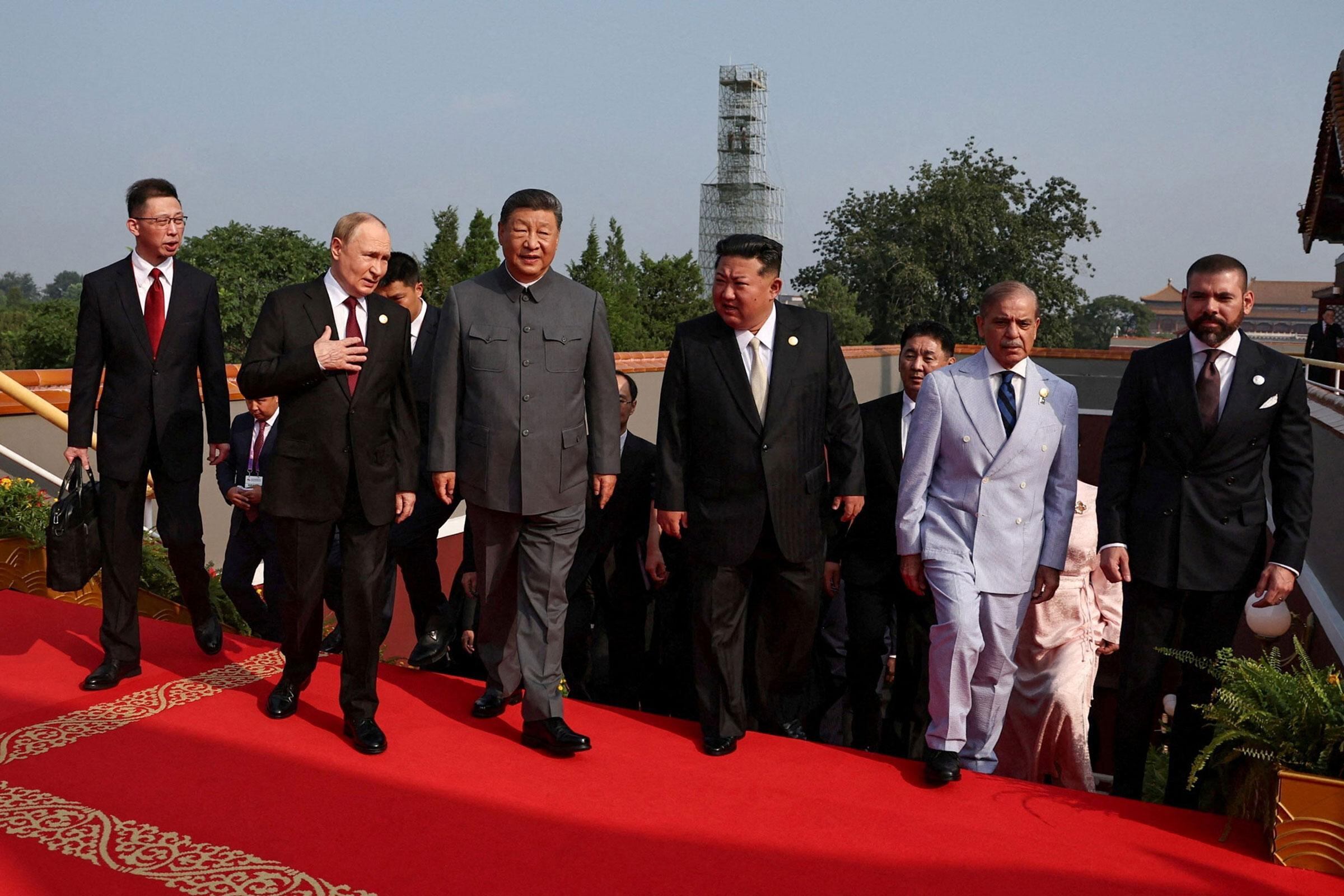 El presidente ruso, Vladímir Putin; el presidente chino, Xi Jinping; el líder norcoreano, Kim Jong-un; el primer ministro pakistaní, Shehbaz Sharif, y los jefes de las delegaciones extranjeras llegando al desfile militar que conmemoró el 80.º aniversario del fin de la Segunda Guerra Mundial, celebrado en Pekín (China) el 3 de septiembre (Alexander Kazakov—Sputnik/Pool/Reuters)
