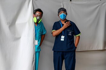 Enfermeros esperan pacientes en una