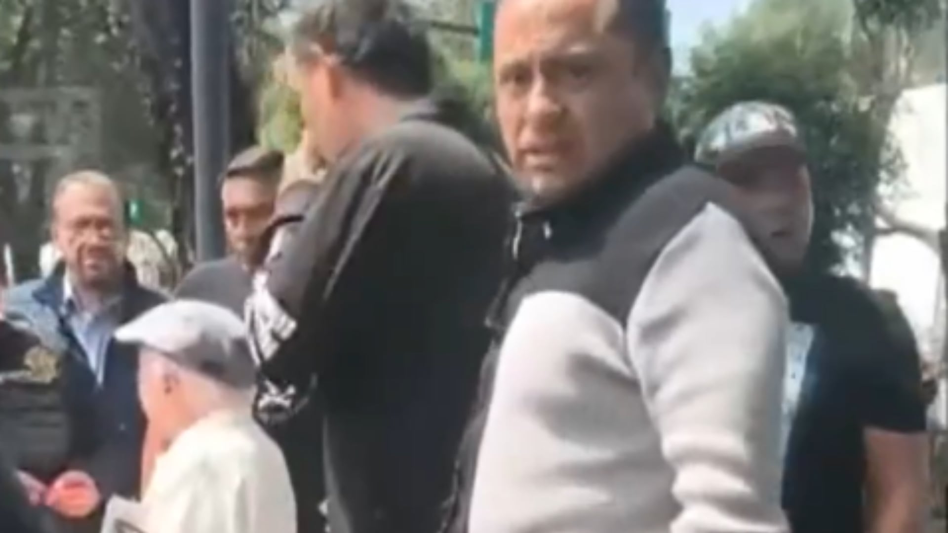 Elementos de la Secretaría de Seguridad Ciudadana de la Ciudad de México trasladaron al detenido tras ser retenido por clientes de un supermercado en Azcapotzalco. Crédito: Especial