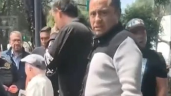 Elementos de la Secretaría de Seguridad Ciudadana de la Ciudad de México trasladaron al detenido tras ser retenido por clientes de un supermercado en Azcapotzalco. Crédito: Especial