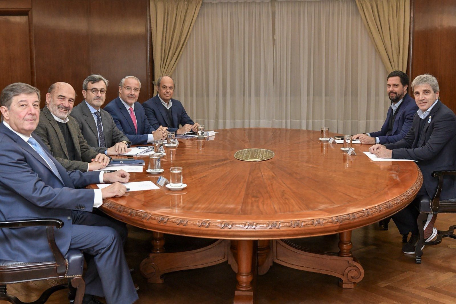 El ministro de Economía, Luis Caputo, recibió a representantes de la UIA para analizar el impacto del financiamiento y los impuestos en la industria.