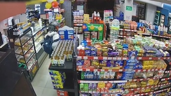 Asalto a tienda Oxxo en Montemorelos deja una empleada herida y dos detenidos