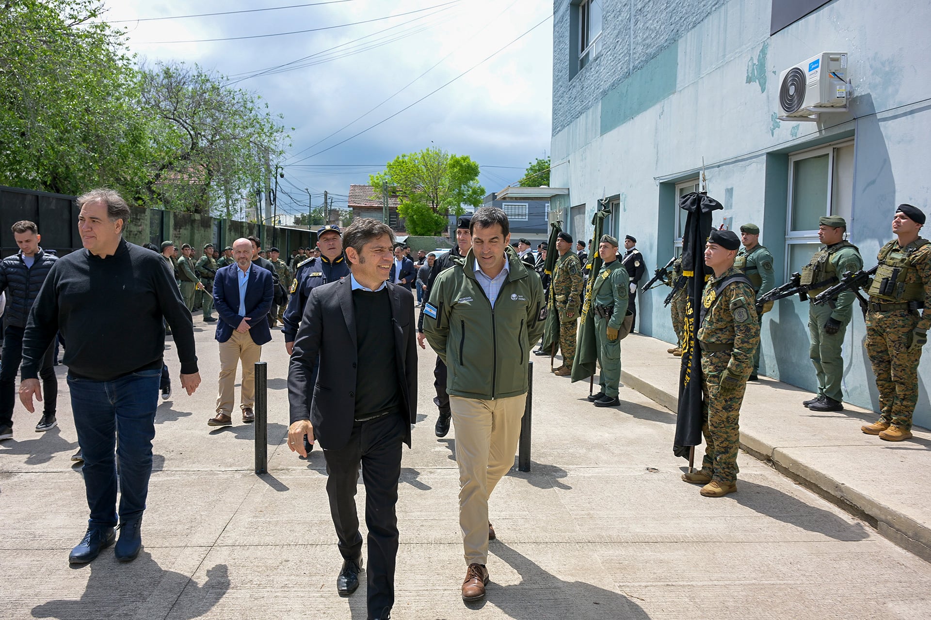 El gobernador Axel Kicillof recorre el predio de UTOI en San Isidro junto al intendente Ramón Lanús y personal de las fuerzas de seguridad.