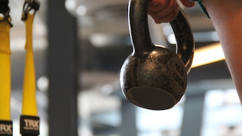 Los 15 ejercicios con pesa rusa para ganar fuerza, potencia y masa muscular, según un entrenador personal: “Increíblemente prácticas para el trabajo de fuerza tradicional”