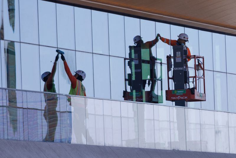 Trabajadores de la construcción instalan ventanas en un edificio de oficinas. (REUTERS/Mike Blake)