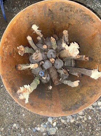 Un vehículo cargado con artefactos