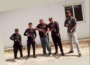 Al centro Darwin Bracho y