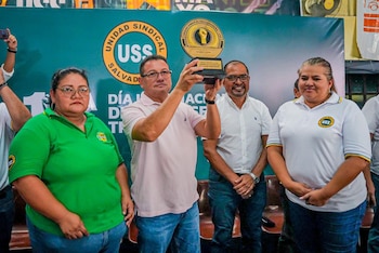 El ministro de Trabajo, Rolando Castro, recibe un reconocimiento de la Unidad Sindical Salvadoreña (USS) (Cortesía Secretaría de Prensa).