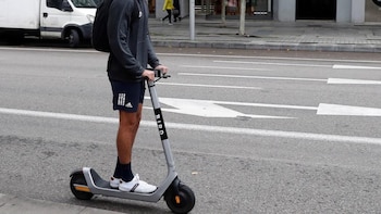 Ya no se puede usar un patinete eléctrico si tienes menos de 15 años: las nuevas normas de la DGT para estos vehículos