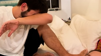 Camilo, profundamente afectado, por el