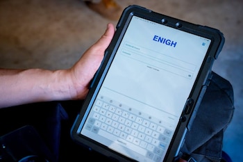 Una persona utiliza una tableta