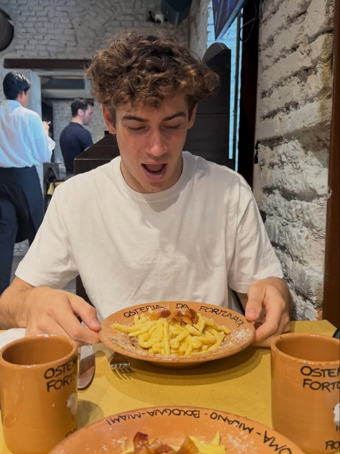 El piloto argentino disfrutó de la gastronomía italiana durante su estadía, aunque el viaje terminó con un episodio que no esperaba