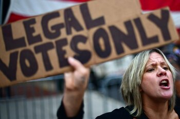 Carri Dusza, partidaria del presidente Donald Trump, sostiene una pancarta que dice "SÓLO VOTOS LEGALES" mientras grita al otro lado de la calle a los partidarios del presidente electo Joe Biden, en Filadelfia, Pensilvania, EEUU. 8 de noviembre de 2020. REUTERS/Mark Makela