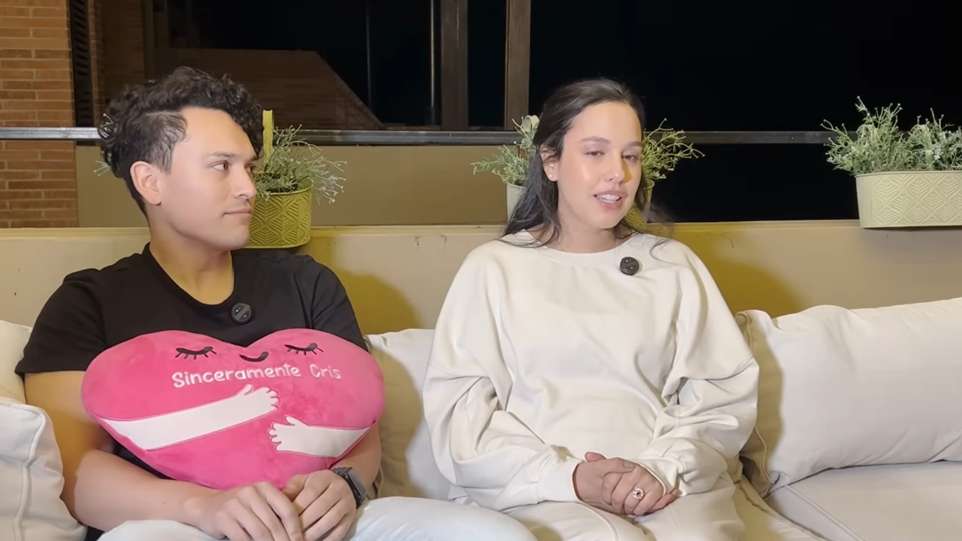 La pareja reveló cómo vivieron esos complicados momentos en los que pensaron que perderían a su bebé - crédito captura de pantalla, Pódcast Sinceramente Cris / YouTube