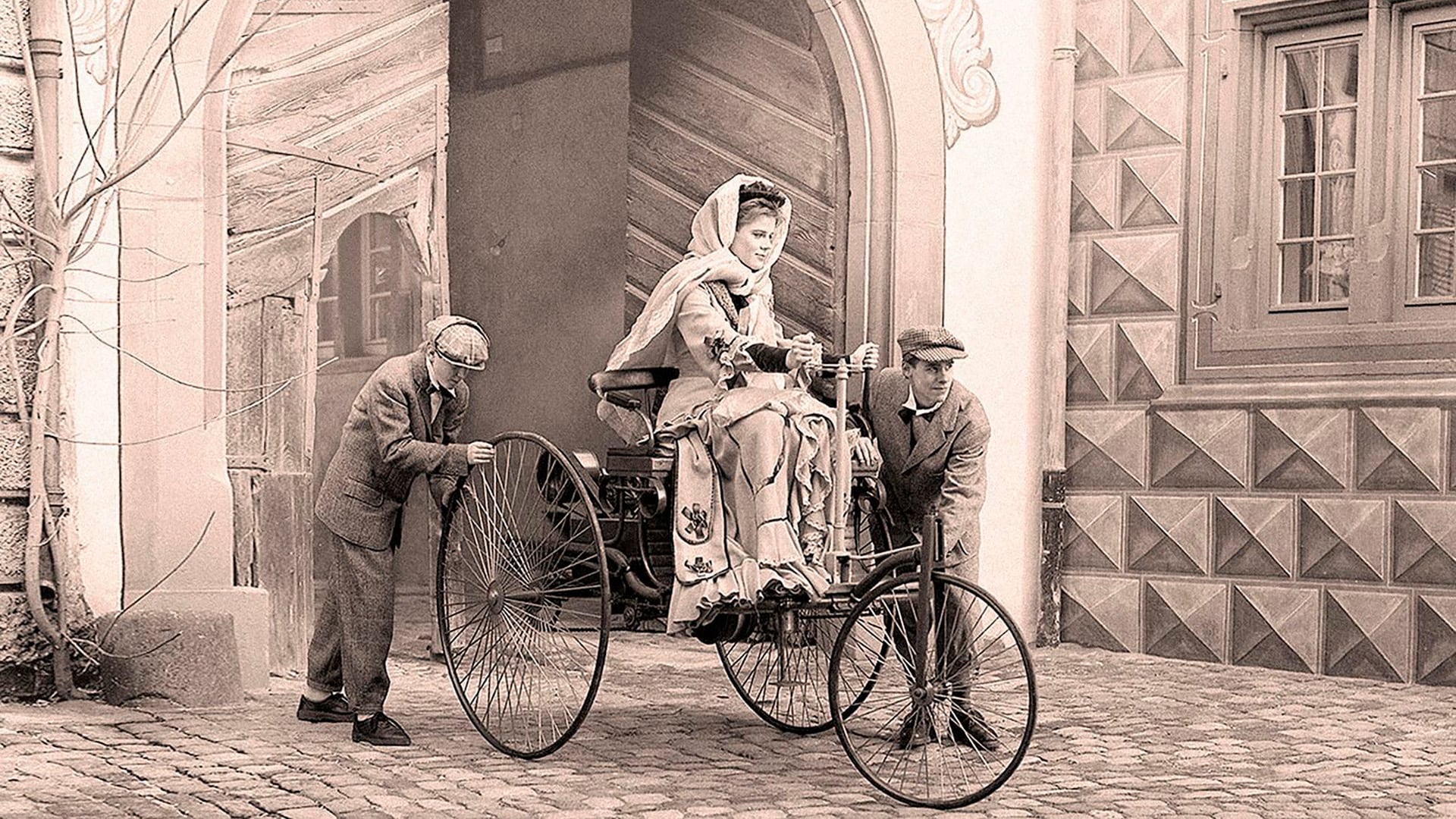 Dos años después de registrar el primer auto por parte de su esposo, Bertha Benz y sus hijos hicieron el primer viaje en auto de más de 100 km