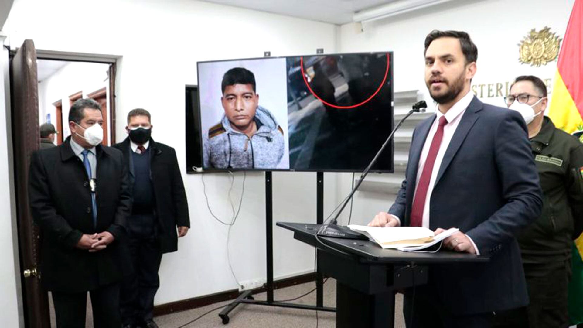 El entonces ministro de Gobierno, Eduardo Del Castillo, informó en conferencia de prensa que Characayo fue filmado cuando recibía 20 mil dólares en sobornos.