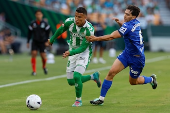Nelson Deossa ingresó desde el banco de suplentes para el Real Betis ante Osasuna - crédito Julio Muñoz/EFE