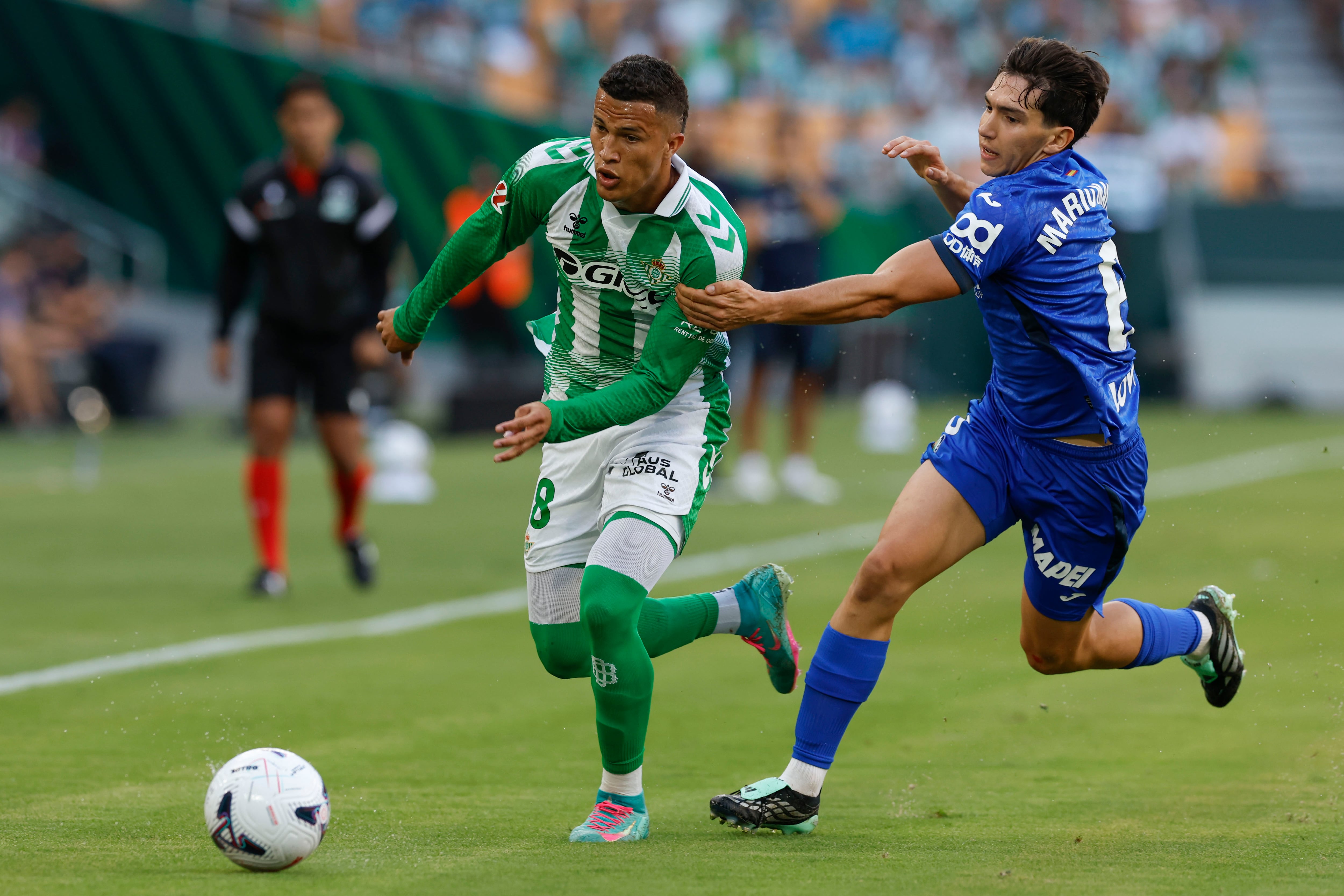 Nelson Deossa ingresó desde el banco de suplentes para el Real Betis ante Osasuna - crédito Julio Muñoz/EFE