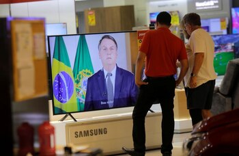 Clientes miran un mensaje del