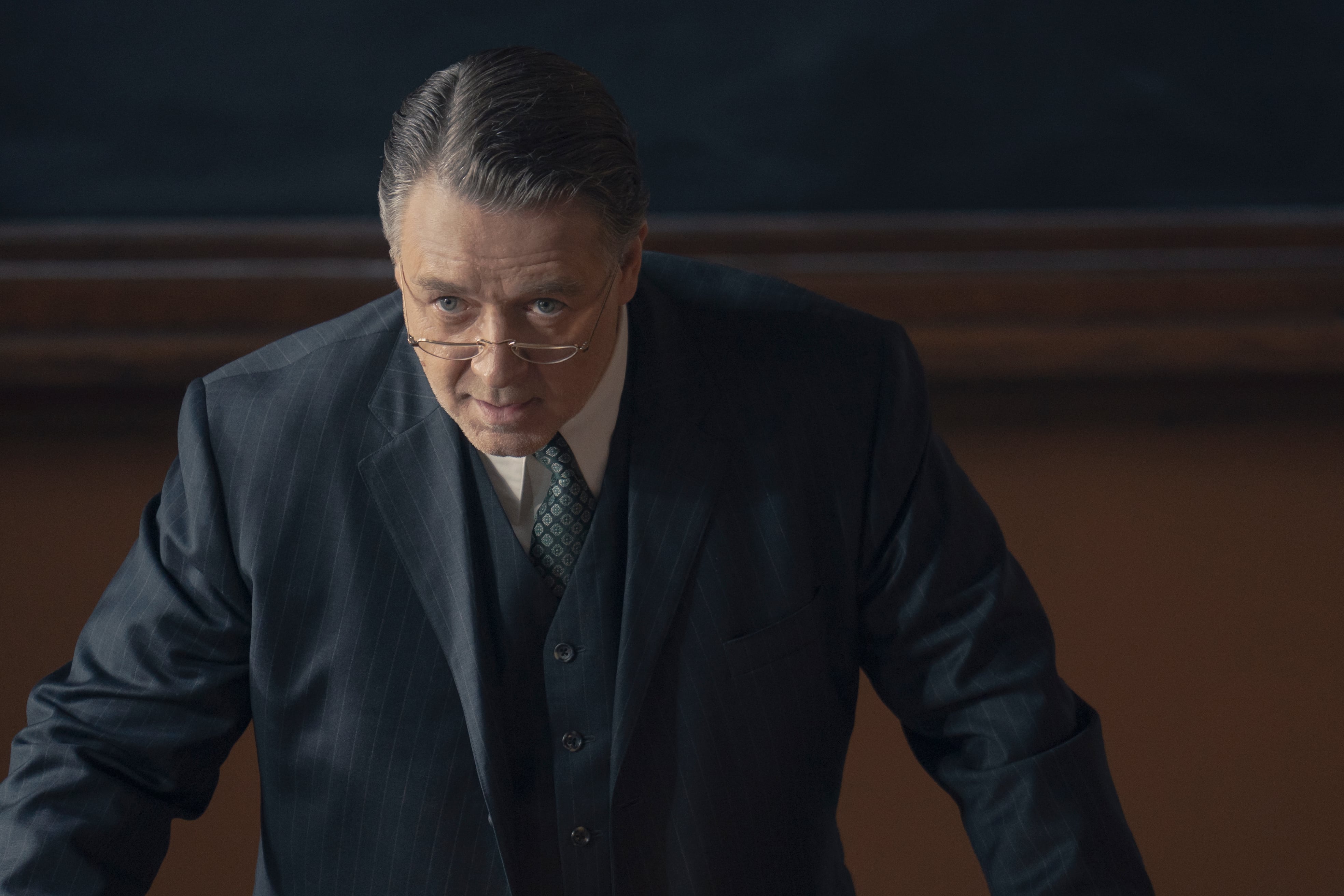 Russell Crowe encarna al psicólogo Henry Murray en la película Unabomber. (Netflix)