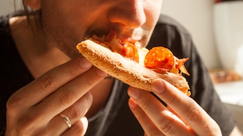 Descubren cuál es la proteína que está detrás de nuestros antojos por los alimentos ricos en grasas