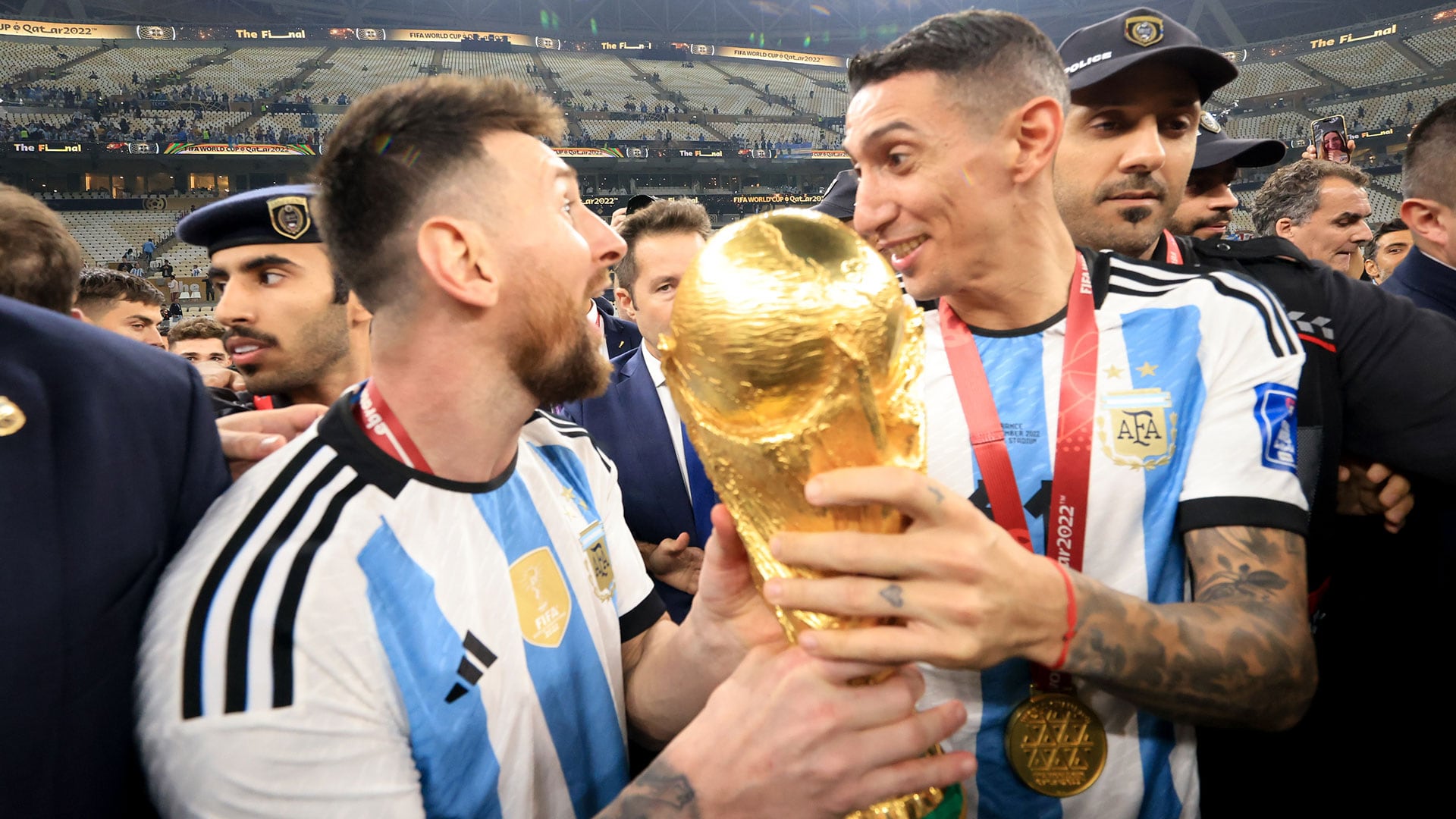Lionel Messi y Ángel Di María con la Copa del Mundo en Qatar (Gustavo Pagano/Getty Images)