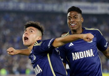 Soccer Football - Copa Libertadores - Group E - Millonarios v Flamengo - Estadio El Campin, Bogota, Colombia - April 2, 2024 Millonarios' Daniel Ruiz celebrates scoring their first goal with Millonarios' Emerson Rodríguez REUTERS/Luisa Gonzalez