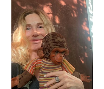 Gloria Carrá y su mono