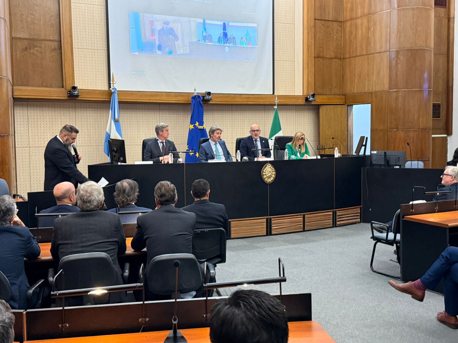 La presentación menciona las acordadas 2 y 4 de 2025 de la Cámara Federal de Casación Penal