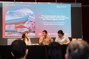 Kim Ho-yeon definió el healing fiction como una narrativa de consuelo para lectores en crisis y dijo que ese propósito guió la escritura de su obra - (Centro Cultural Coreano)