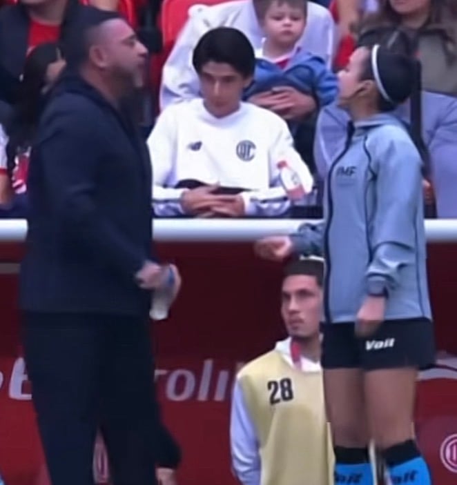 La árbitra mexicana y el técnico argentino protagonizaron un intercambio en la zona técnica del Nemesio Diez durante el encuentro de la Jornada 8. (Captura de pantalla)