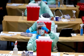 Preparación por parte del personal sanitario de las dosis de vacunas (EFE/Thais Llorca/Archivo)