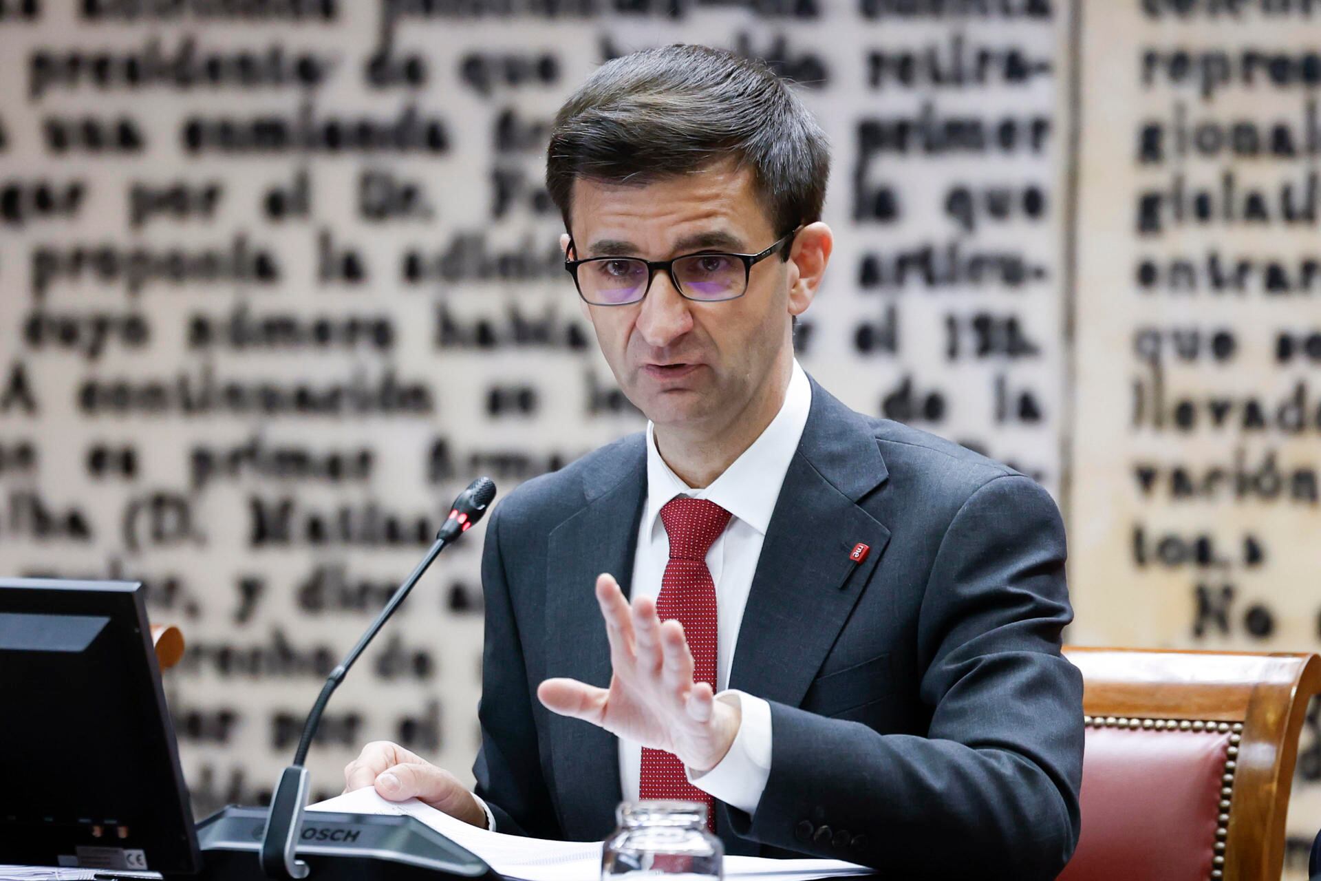 José Pablo López, en la comisión mixta de control de RTVE en el Senado, el lunes 28 de abril. (EFE)